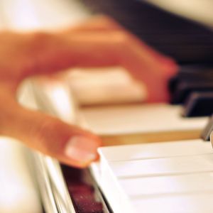 男人把手桶进美女尿囗还吻了
